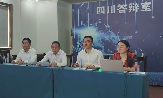 一群人站在桌子前描述已自动生成